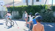 Laury Perez initie les écolières au BMX à Sérignan