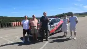 Lédenon : des non-voyants s'essaient à la conduite sur circuit