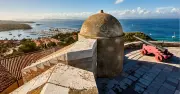 Le fort Sainte-Agathe à Porquerolles, sentinelle historique face aux défis modernes