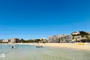 Le Lavandou : fin du monticule de sable, la plage centrale retrouve son aspect estival