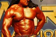 Le « pharaon » du culturisme, 65 ans, repart en compétition pour Mr Univers