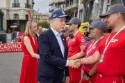 Le prince Albert II et la princesse Charlène saluent les bénévoles de la Croix-Rouge monégasque au Grand Prix F1 de Monaco