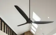 Le ventilateur de plafond, ringard devenu tendance face aux canicules
