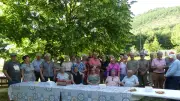 Les aînés de Fondamente en soirée conviviale sous le tilleul