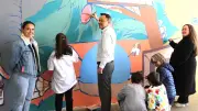 Les écoliers créent une fresque géante avec l’artiste Grumo
