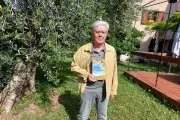 «L'or de nos collines» : Robert Gaymard célèbre le mimosa dans son nouveau roman