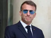 Macron rechausse ses lunettes d'aviateur pour accueillir le sultan d'Oman à Paris