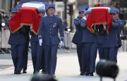 Marc Bloch et son épouse entrent au Panthéon lors d'une cérémonie solennelle