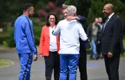 Marina Ferrari offre des pierres de protection aux Bleus, Macron médusé