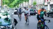 Marjorie Rossetti traverse Millau pour l'association Roulons Ensemble