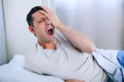 Mauvaise haleine au réveil : 3 astuces pour l'éviter