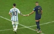 Mbappé a fait dédicacer le ballon de la finale 2022 par Messi