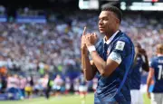 Mbappé célèbre son doublé en imitant un joueur de flûte