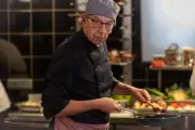 Michel Cymes en chef arrogant dans 