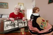 Michèle Girollet, 10 ans, offrit une colombe à Grace Kelly en 1956