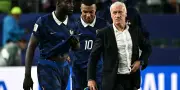 Minute de silence des Bleus pour la mère de Deschamps