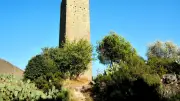 Montady : la tour du XIIe siècle illuminée en rouge pour le don du sang