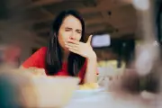 Émétophobie : une peur panique de vomir qui touche surtout les femmes