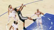 NBA : Knicks remontent 29 points, battent Spurs 107-106 et mènent 3-1
