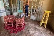 À Nice, Benjamin Bichard transforme les déchets en œuvres d'art poétiques