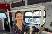 À Nice, une toiletteuse canine parcourt 18 000 km en deux ans avec son camion