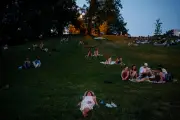 Nuit la plus chaude en France : des Parisiens au parc des Buttes-Chaumont