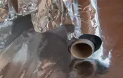 Papier aluminium sur les fenêtres : une astuce efficace contre la chaleur ?