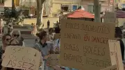 Parents en tenue de plage devant la mairie de Sète contre la chaleur dans les écoles