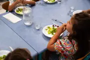 Paris rend la cantine gratuite pour les enfants les plus modestes