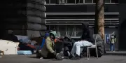 À Paris, sous les tentes du métro Stalingrad, l'errance sans fin des exilés