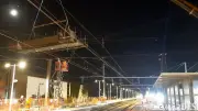 Passerelle géante de 240 tonnes installée de nuit à la gare d'Agde