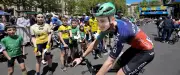 Paul Seixas au départ de la dernière étape du Tour Aura après sa chute