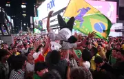 Payés 50 000 $ pour regarder la Coupe du monde à Times Square