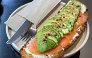 Petit déjeuner protéiné : un allié pour l'équilibre hormonal féminin ?