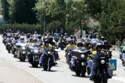 Plus de 1 000 motards rendent hommage à Coluche 40 ans après sa mort