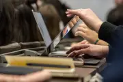 Politique-fiction : l'extrême droite au pouvoir, l'IA dans les universités