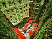 Pourquoi le Plaza Athénée est l'adresse incontournable de l'été parisien