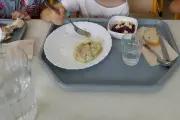 Pourquoi les écoliers d'Entrevaux mangent des pique-niques à la cantine