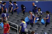 Pourquoi les supporters japonais nettoient les tribunes après chaque match