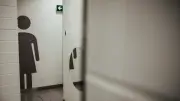 Père accompagnant ses filles aux toilettes pour femmes : un client appelle la police