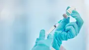 Première mondiale : un vaccin universel conçu par IA testé sur l'humain