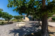 Puget-sur-Argens : le parvis de la mairie rénové et renommé Jean-Marie Del Gallo