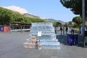 Pyramide de packs d'eau à Nice : une action choc contre le plastique