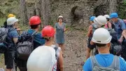 Randonneurs découvrent la mine d'argent de Vialas, joyau du patrimoine local