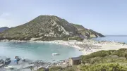 Sardaigne : une plage interdit les parasols pour lutter contre le surtourisme