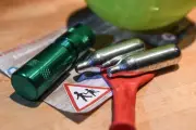 Sous protoxyde d’azote, il roule à contresens à Nice et percute une voiture : deux blessés