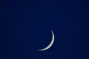 Superbe spectacle planétaire : Vénus et la Lune subliment le ciel azuréen