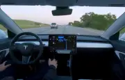 Tesla FSD : une homologation européenne contestée par des données partielles