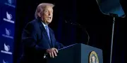 Trump menace de 100% de droits de douane contre la taxe numérique