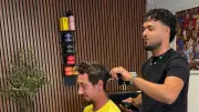 Un barbier de 28 ans ouvre un salon à Beauvoisin
